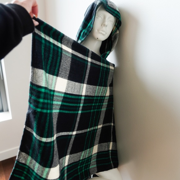NWOT 💚💙 Urban Outfitters Plaid Hooded Poncho Wrap - O/S Navy Blue & Green - Picture 6 of 12